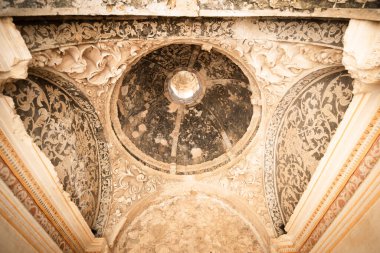 Las Cuev 'deki Los Poyos' un ortaçağ kale inzivası yıkıldı.