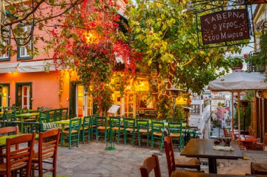 Lefkada şehrinin ana meydanındaki kafe ve restoranlar.