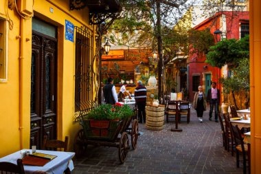 Yunanistan 'ın Girit adasındaki eski Chania kasabasında dükkanlar.