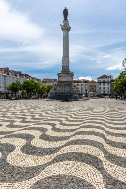 Portekiz, Lizbon 'un merkezinde halka açık meydandaki Portekiz taşlarından yapılmış dalgalı desenlere güzel bir manzara