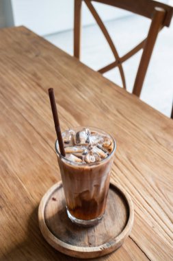 Lezzetli buzlu kahve ve sütlü çikolata eritilmiş içecek, stok fotoğrafı.