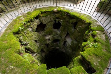 Quinta da Regaleira, Sintra, Lizbon, Portekiz yakınlarındaki eski kırsal yeşil araziye güzel bir manzara.