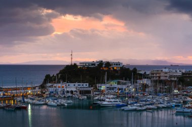 Atina, Yunanistan 'daki Mikrolimano marinasında akşam.