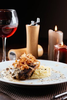 Patates püresi ve karamelli soğanlı biftek.