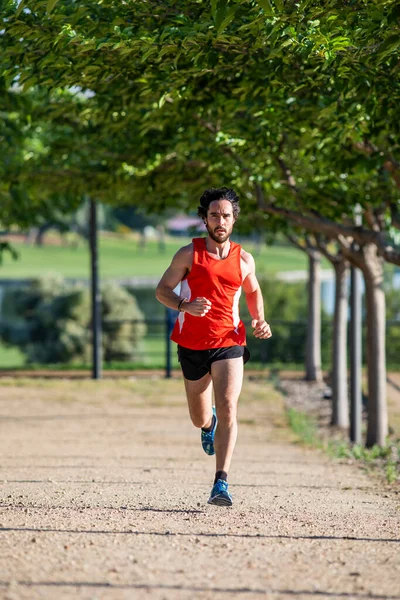 Młody Człowiek Biegający Parku Miejskim — Zdjęcie stockowe