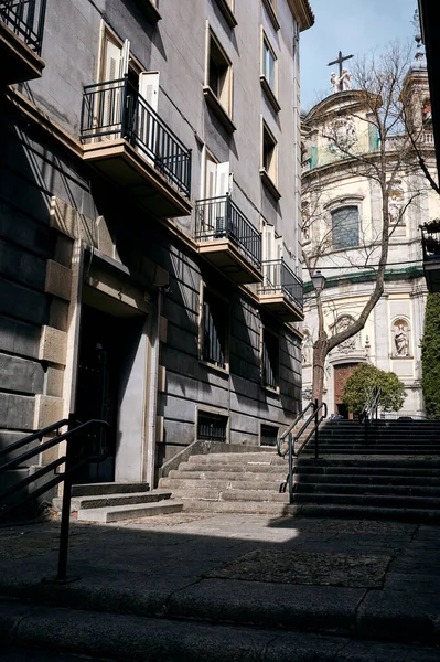Calle Estrecha Con Escaleras Piedra Cerca Del Edificio Apartamentos Residenciales —  Fotos de Stock