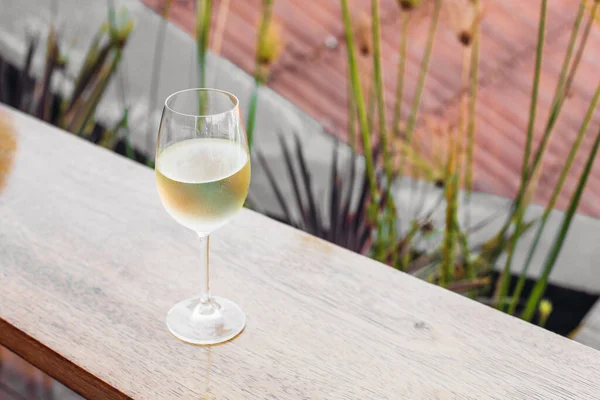 Glas Wijn Een Fles Water Een Houten Tafel — Stockfoto