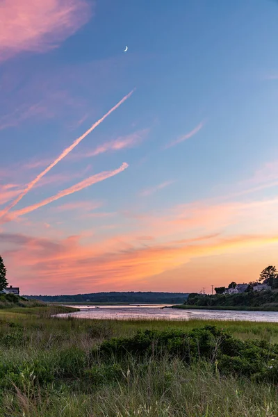 Croissant Lune Dans Ciel Couchant Sur Port Océan Nouvelle Angleterre — Photo