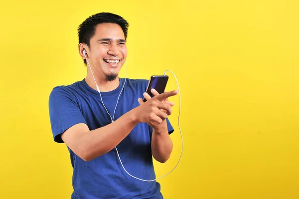 Portret Van Opgewonden Aziatische Man Lachen Gelukkig Luisteren Naar Muziek — Stockfoto