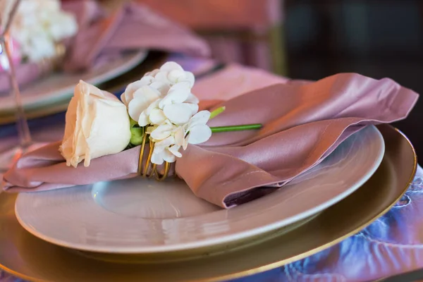 Mooie Bruiloft Tafel Zetting Met Bloemen — Stockfoto