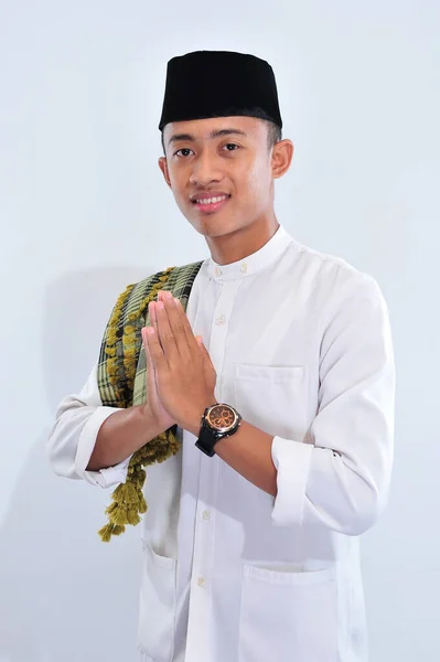 Retrato Sonriente Asiático Musulmán Hombre Dando Bienvenida Aislado Sobre Blanco —  Fotos de Stock