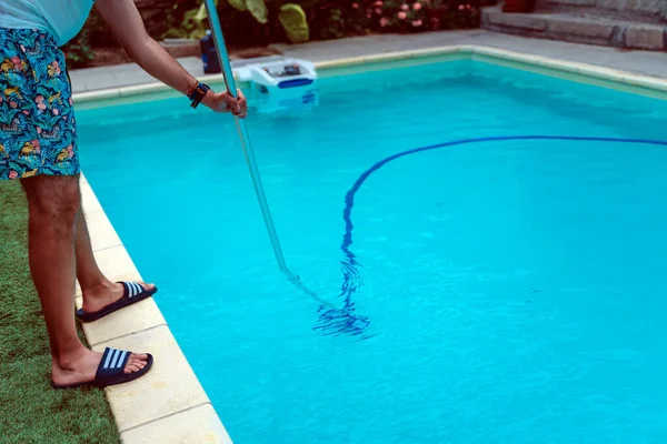 Persona Limpiando Clorando Piscina Una Tarde Verano Caliente Está Ejecutando —  Fotos de Stock