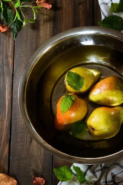 Biologische Peren Een Grote Kom Water Oogst Najaarsconcept — Stockfoto