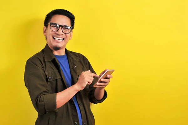 Portret Szczęśliwego Uśmiechniętego Azjaty Używającego Smartfona Luźnej Koszulce Kurtce Okularami — Zdjęcie stockowe