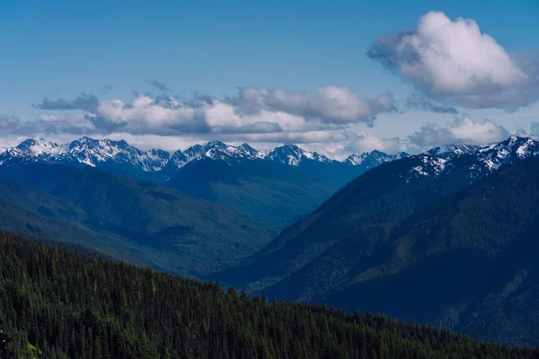 Bela Paisagem Com Montanhas Nuvens Fundo Natureza — Fotografia de Stock