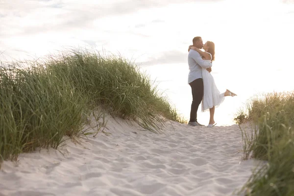 Romantic Loving Couple Posing Ocean Beach — Fotografia de Stock