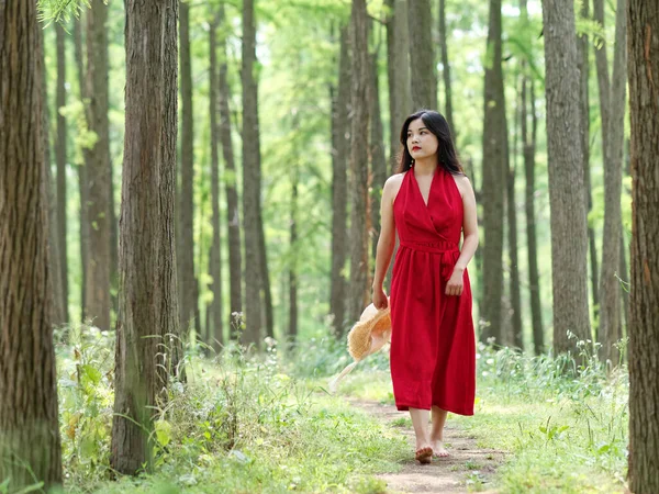 Beautiful Chinese Woman Red Dress Relaxing Summer Forest — Foto Stock