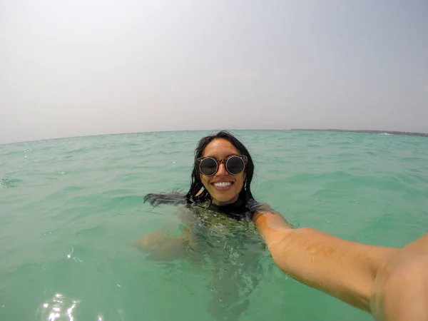 Giovane Donna Prende Selfie Nel Mar Dei Caraibi Largo Cartagena — Foto Stock