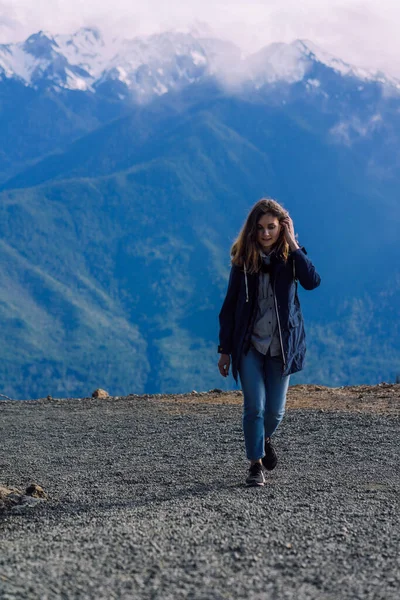 在山上背着背包的年轻女子 — 图库照片