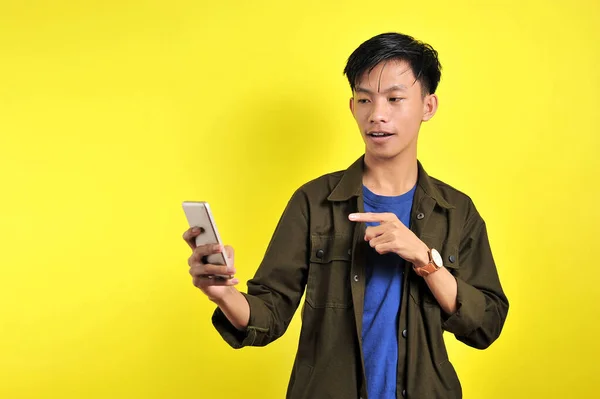 Geschokt Gezicht Van Aziatische Man Wit Shirt Zoek Naar Telefoon — Stockfoto