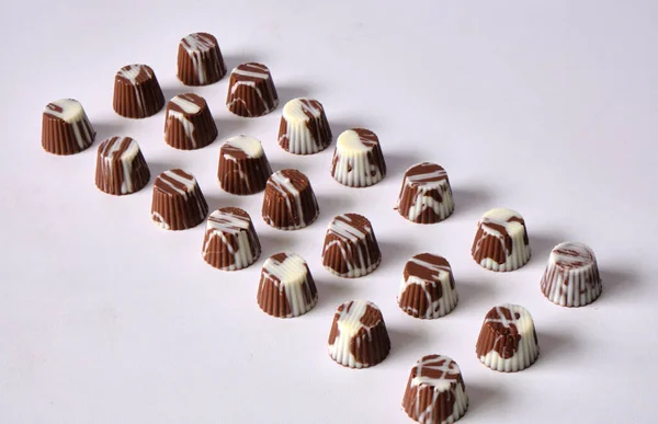 Bombonok Vagy Harapások Fehér Csokoládéból Tejcsokoládéból Étcsokoládéból Mogyorókrémmel Mogyoróvajjal Dulce — Stock Fotó