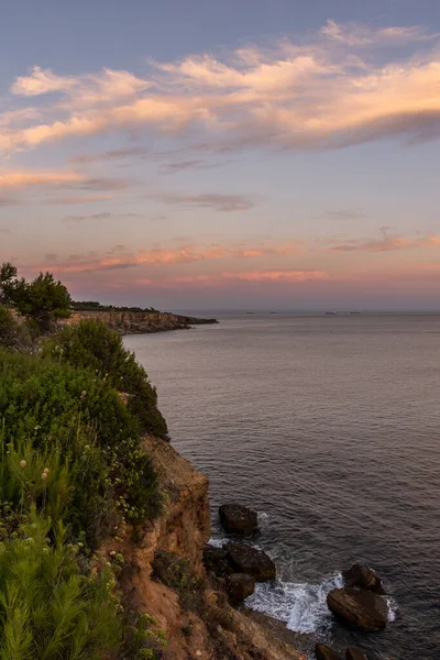 Hermosa Vista Los Acantilados Rocosos Del Océano Cascais Cerca Lisboa — Foto de Stock