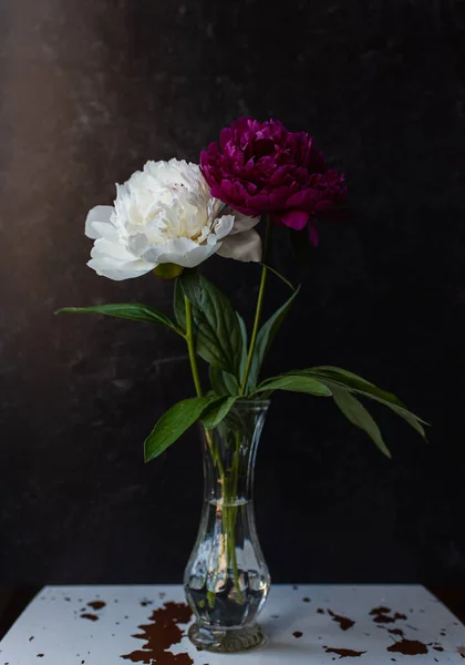 Mooi Boeket Bloemen Een Zwarte Achtergrond — Stockfoto