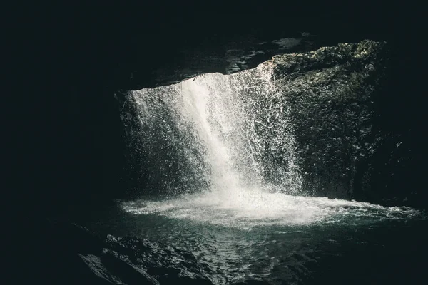 Widok Wodospad Przez Jaskinię — Zdjęcie stockowe