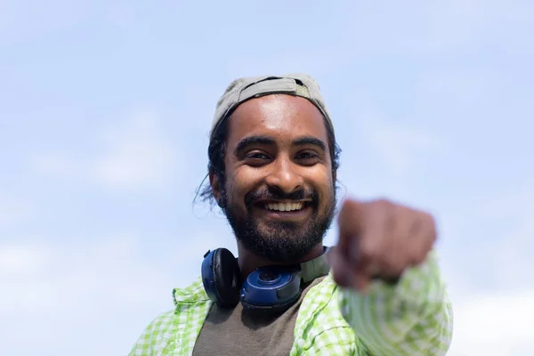 Şehir Arka Planında Yeşil Gömlekli Mutlu Hintli Genç Bir Adamın — Stok fotoğraf