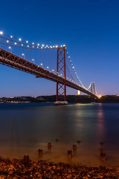 Όμορφη Θέα Στη Γέφυρα Abril Πάνω Από Τον Ποταμό Tejo — Φωτογραφία Αρχείου