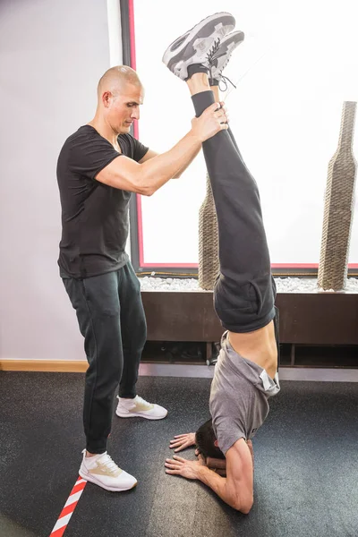 Jongeman Doet Persoonlijke Training Met Instructeur — Stockfoto