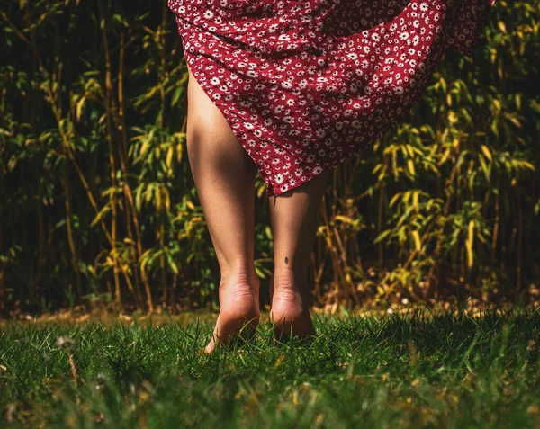 Beautiful Woman Legs Dress Bouquet Flowers — Zdjęcie stockowe