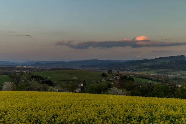 Aldeia Krhova Deitado Sob Colinas Durante Pôr Sol Área Protegida — Fotografia de Stock