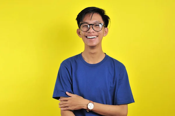 Sarı Arka Planda Gözlüklü Gülümseyen Mutlu Asyalı Genç Adam — Stok fotoğraf