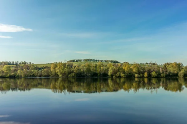 晴れた朝の完璧な反射を持つ池の水エリア — ストック写真