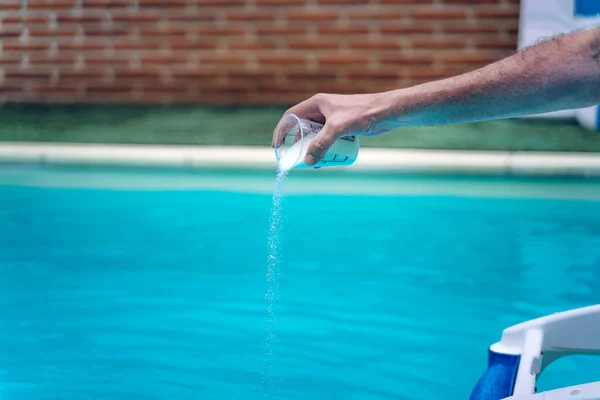 Persona Limpiando Clorando Piscina Una Tarde Verano Caliente Está Ejecutando —  Fotos de Stock