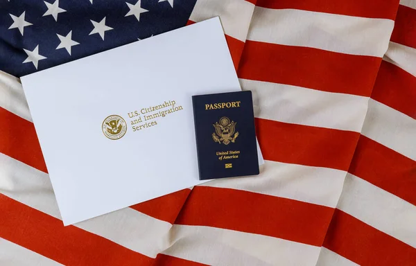 Estados Unidos Servicios Ciudadanía Inmigración Naturalización Con Pasaporte Sobre Bandera —  Fotos de Stock