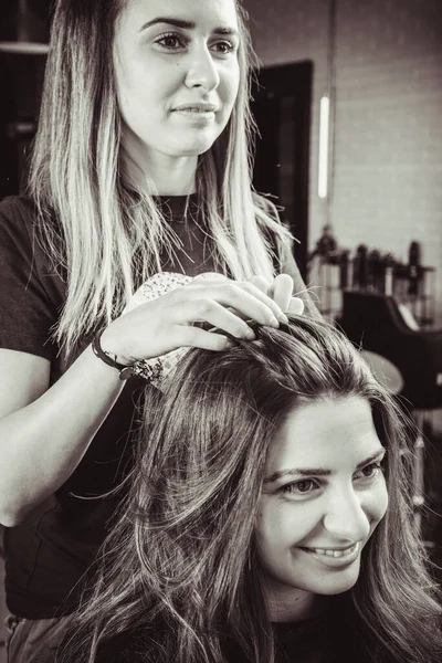 Femmes Dans Salon Coiffure Faisant Nouvelle Coiffure — Photo