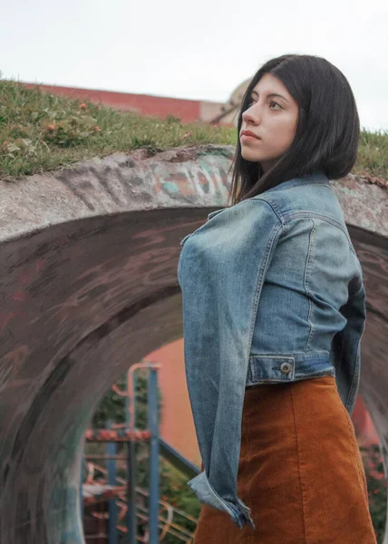 Jong Mooi Vrouw Met Lang Donker Haar Herfst Achtergrond — Stockfoto