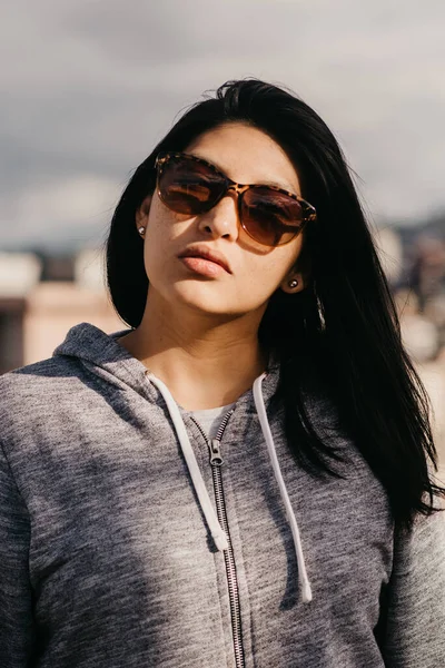 Portrait Beautiful Hispanic Woman Wearing Sportswear Sunglasses — Fotografia de Stock