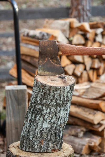 木头上的斧头 — 图库照片