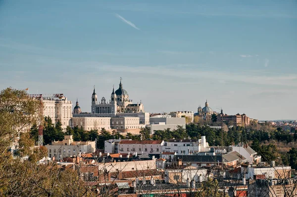 Paisagem Urbana Espetacular Cidade Com Edifícios Tradicionais Fundo Céu Azul — Fotografia de Stock