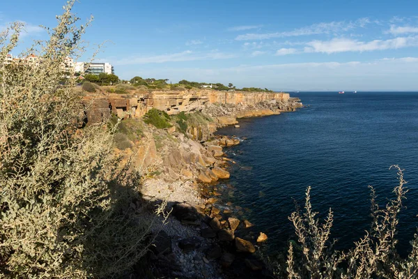 Hermosa Vista Los Acantilados Rocosos Del Océano Cascais Cerca Lisboa — Foto de Stock