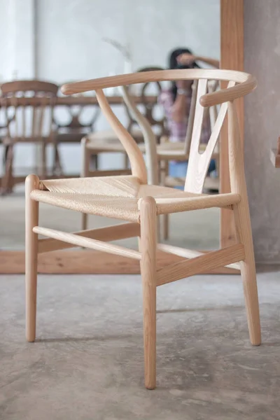 Kahverengi Klasik Sandalye Kahvehane Kırpma Yolu Ile Dekore Edilmiş — Stok fotoğraf