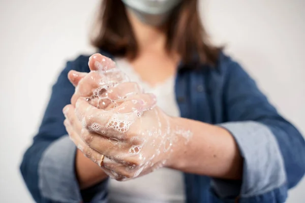 Close Das Mãos Uma Mulher Lavar Mãos Com Sabão — Fotografia de Stock