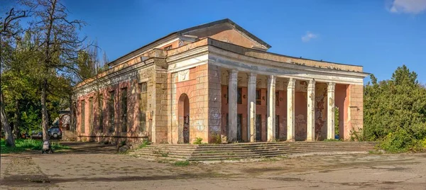 ウクライナのオデッサ10 2019 ウクライナのオデッサにある放棄されたDukosky公園 晴れた秋の日 — ストック写真