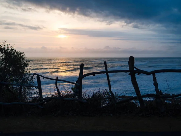 インドネシアバリの日没時の海岸線の古いフェンス — ストック写真