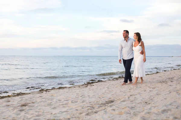 Romantic Loving Couple Posing Ocean Beach — Stockfoto