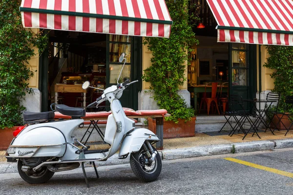 Atenas Grecia Mayo 2018 Moto Frente Una Cafetería Una Calle — Foto de Stock