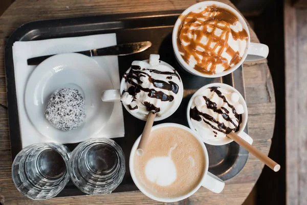 木製のテーブルの上にマシュマロとコーヒーカップ — ストック写真